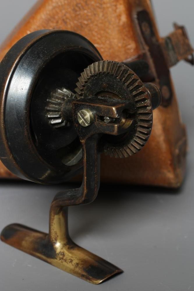 AN ILLINGWORTH NO.3 CASTING REEL with original box (Est. plus 24% premium inc. VAT) Image