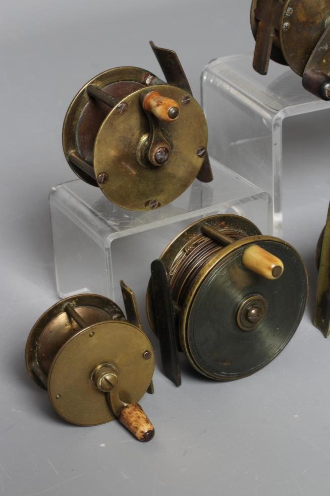 TWELVE ANTIQUE BRASS FISHING REELS, the majority with bone and horn handles, largest 3" diameter Image