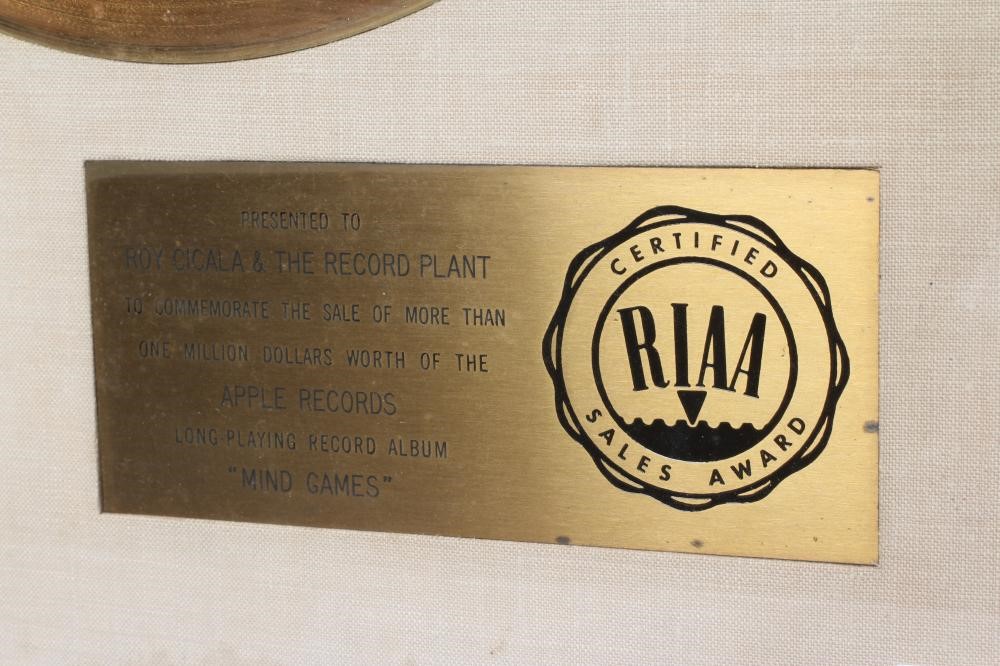 A PRESENTATION "GOLD" SALES AWARD for the album Mind Games, John Lennon, R.I.A.A. certified, Image