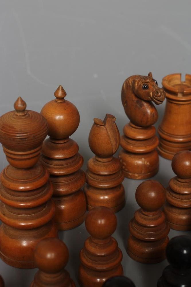 A VICTORIAN ROSEWOOD AND BOX ST GEORGE PATTERN CHESS SET Image