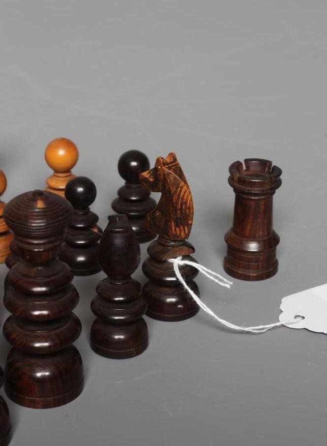 A VICTORIAN ROSEWOOD AND BOX ST GEORGE PATTERN CHESS SET Image