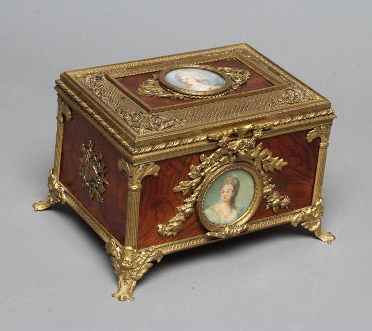 A LOUIS XV STYLE KINGWOOD TRINKET BOX Image