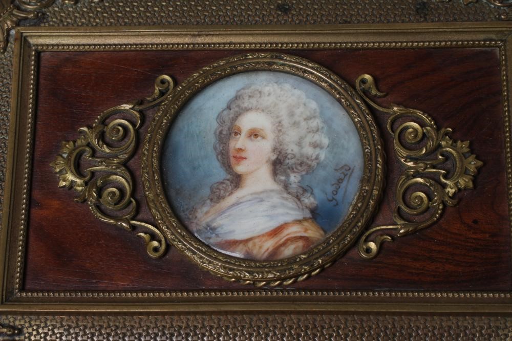 A LOUIS XV STYLE KINGWOOD TRINKET BOX Image