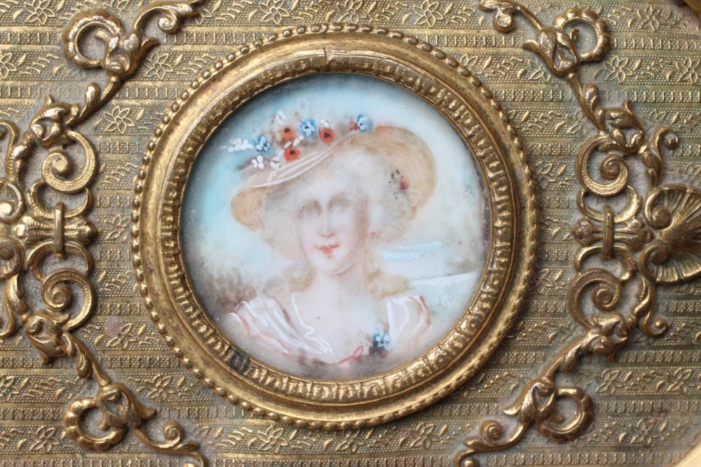 A LOUIS XV STYLE GLASS AND GILT METAL MOUNTED OVAL TRINKET BOX Image