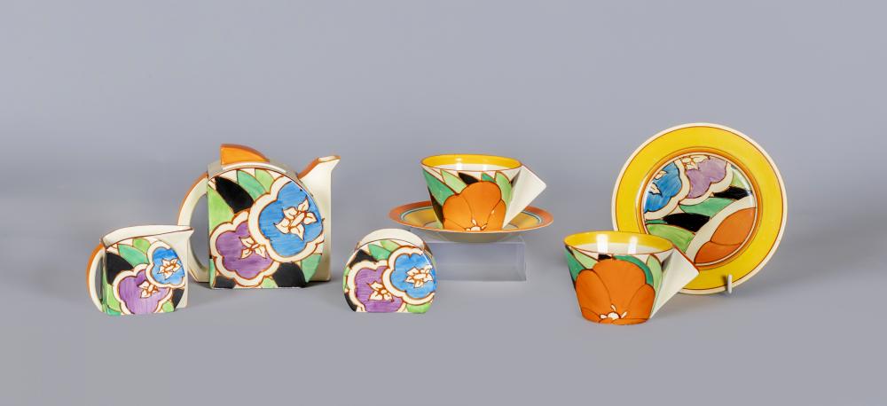 A CLARICE CLIFF FANTASQUE BIZARRE POTTERY RED GARDENIA PATTERN STAMFORD SOLITAIRE Image