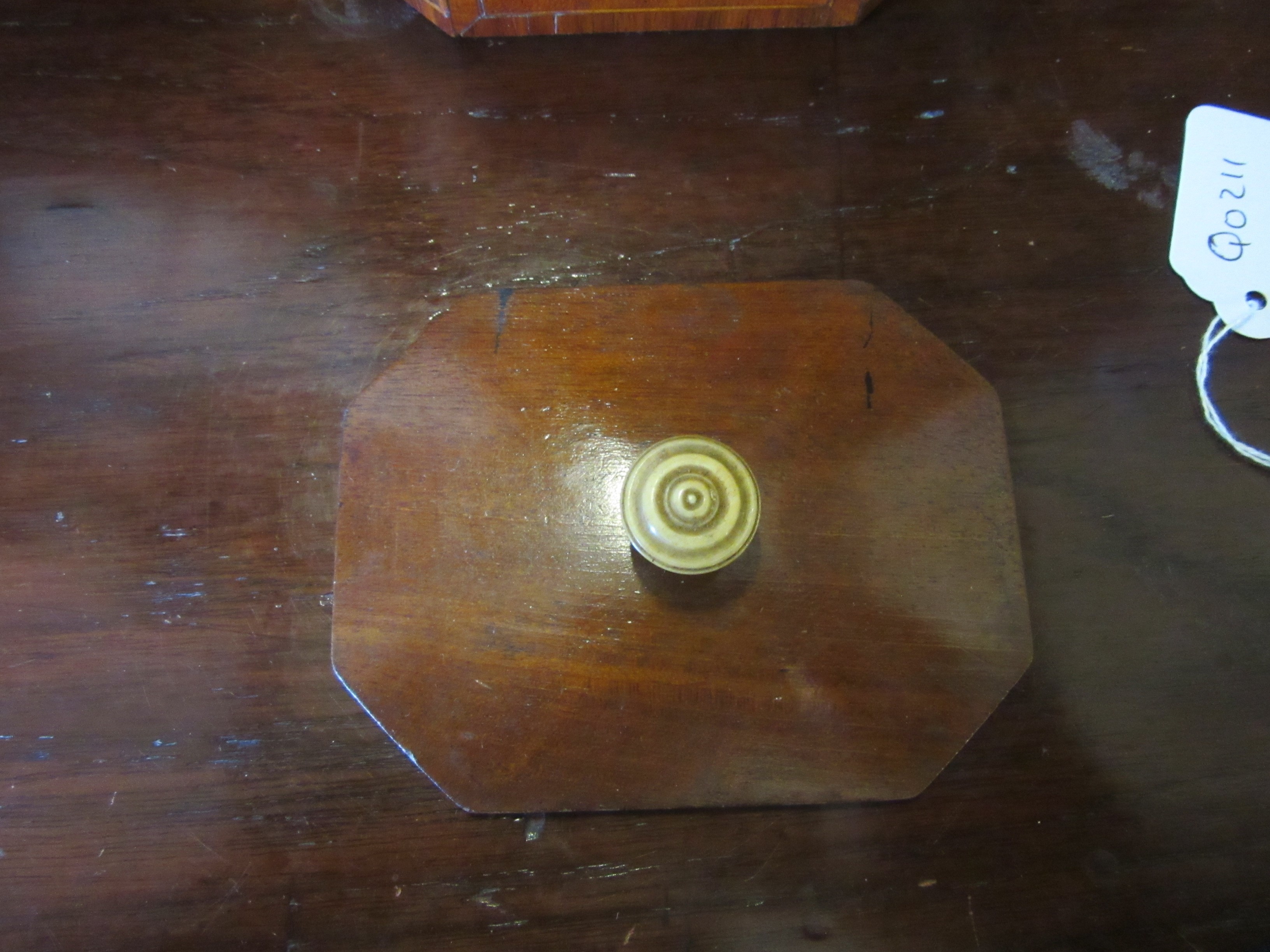 AN GEORGIAN MAHOGANY INLAID AND CROSSBANDED TEA CADDY Image