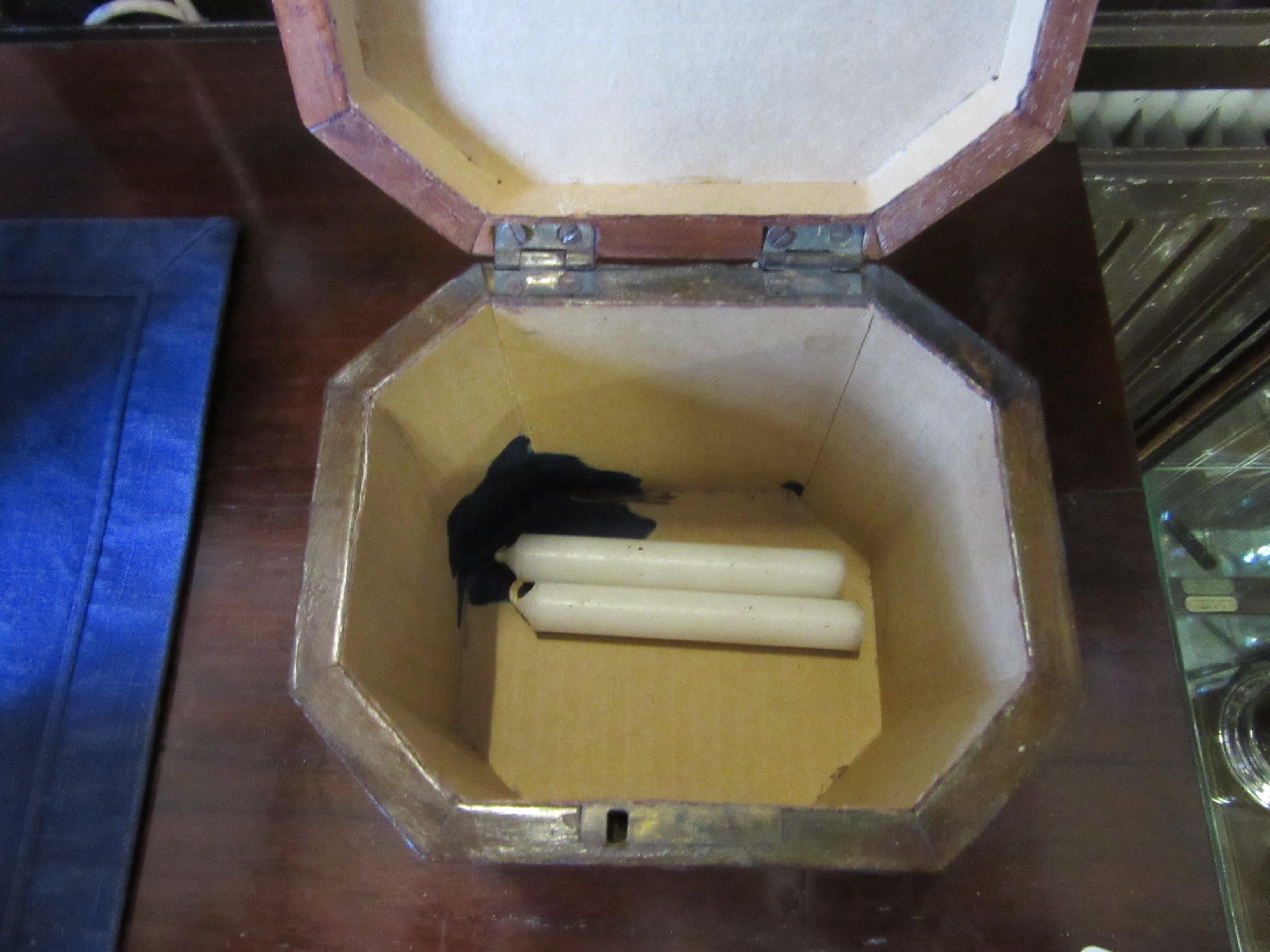 AN GEORGIAN MAHOGANY INLAID AND CROSSBANDED TEA CADDY Image