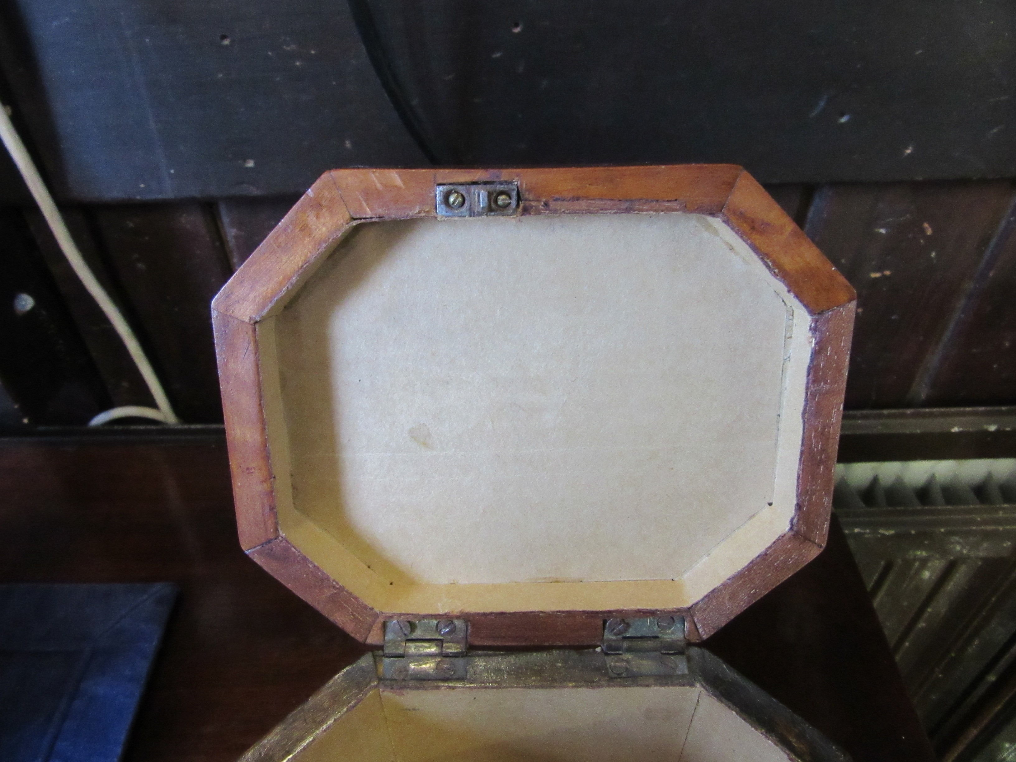 AN GEORGIAN MAHOGANY INLAID AND CROSSBANDED TEA CADDY Image