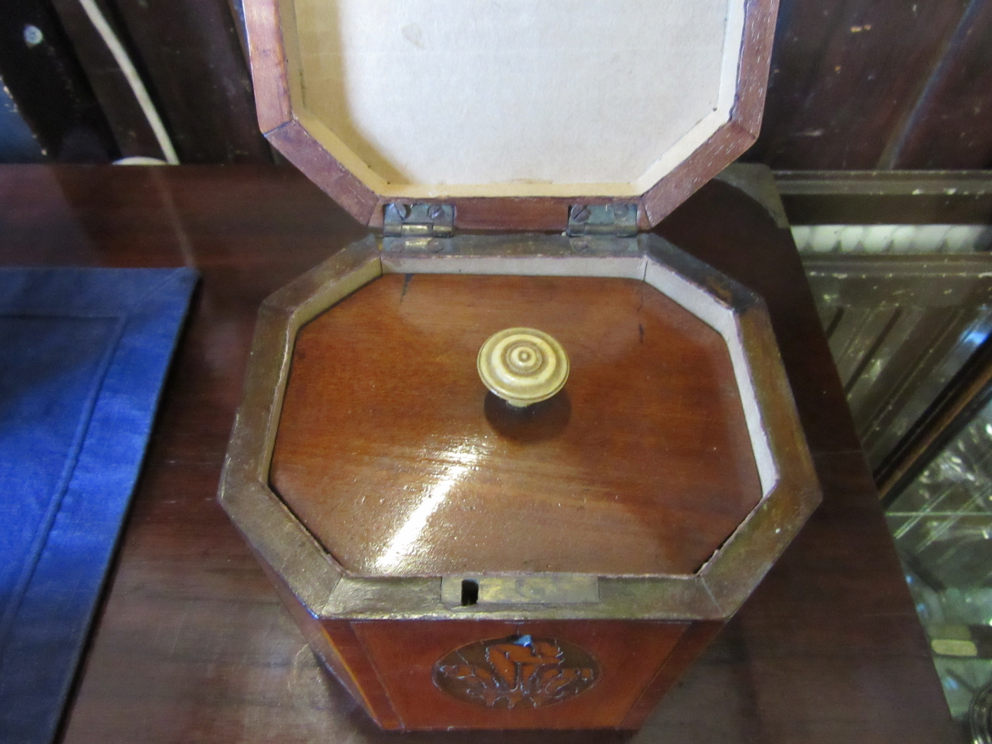 AN GEORGIAN MAHOGANY INLAID AND CROSSBANDED TEA CADDY Image