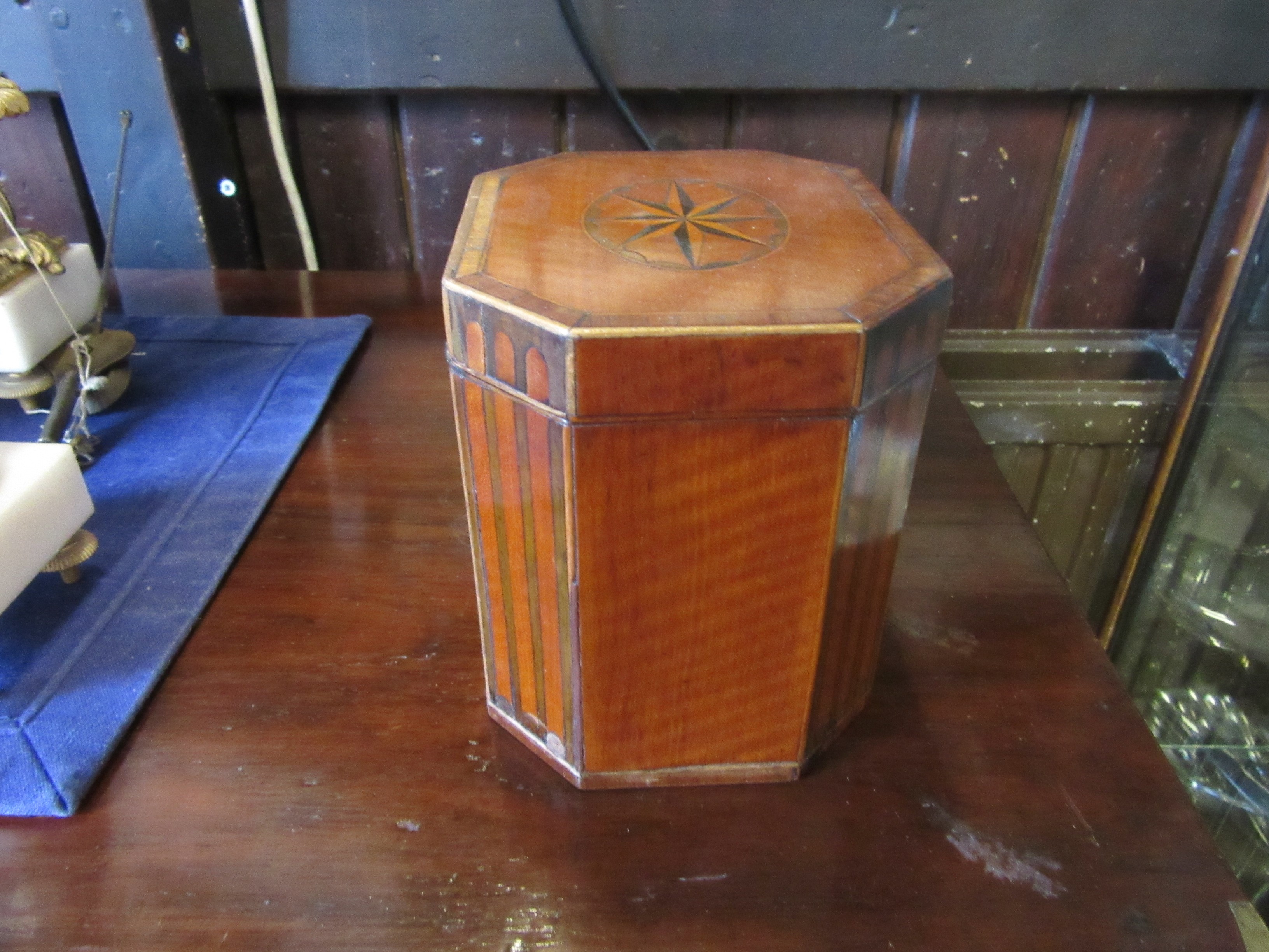 AN GEORGIAN MAHOGANY INLAID AND CROSSBANDED TEA CADDY Image