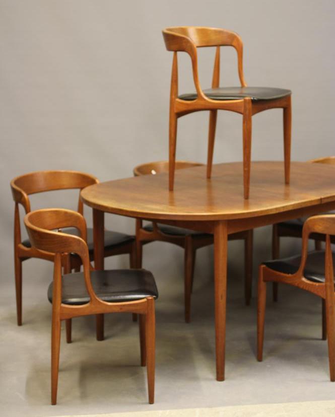 A SET OF SIX DANISH TEAK DINING CHAIRS Image