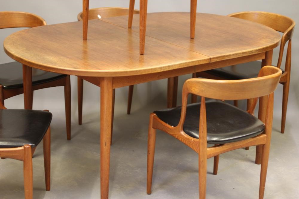 A SET OF SIX DANISH TEAK DINING CHAIRS Image