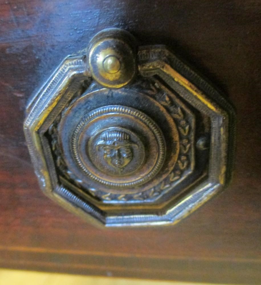 A GEORGIAN MAHOGANY PEMBROKE TABLE Image