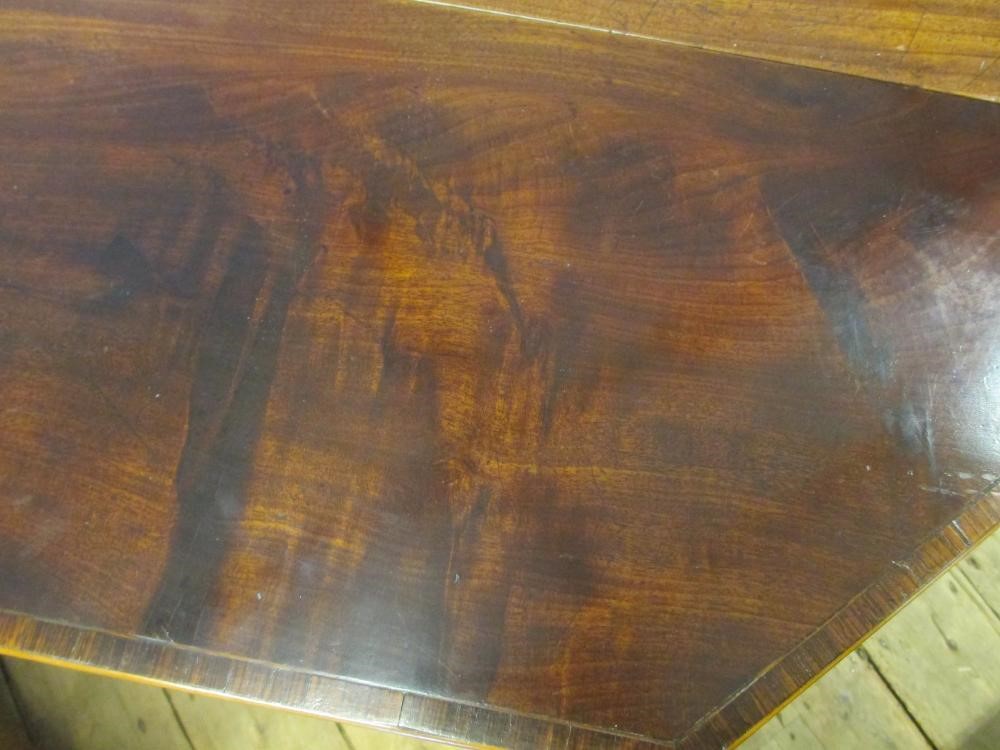A GEORGIAN MAHOGANY PEMBROKE TABLE Image