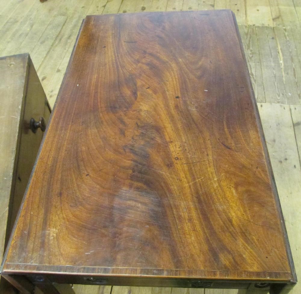 A GEORGIAN MAHOGANY PEMBROKE TABLE Image