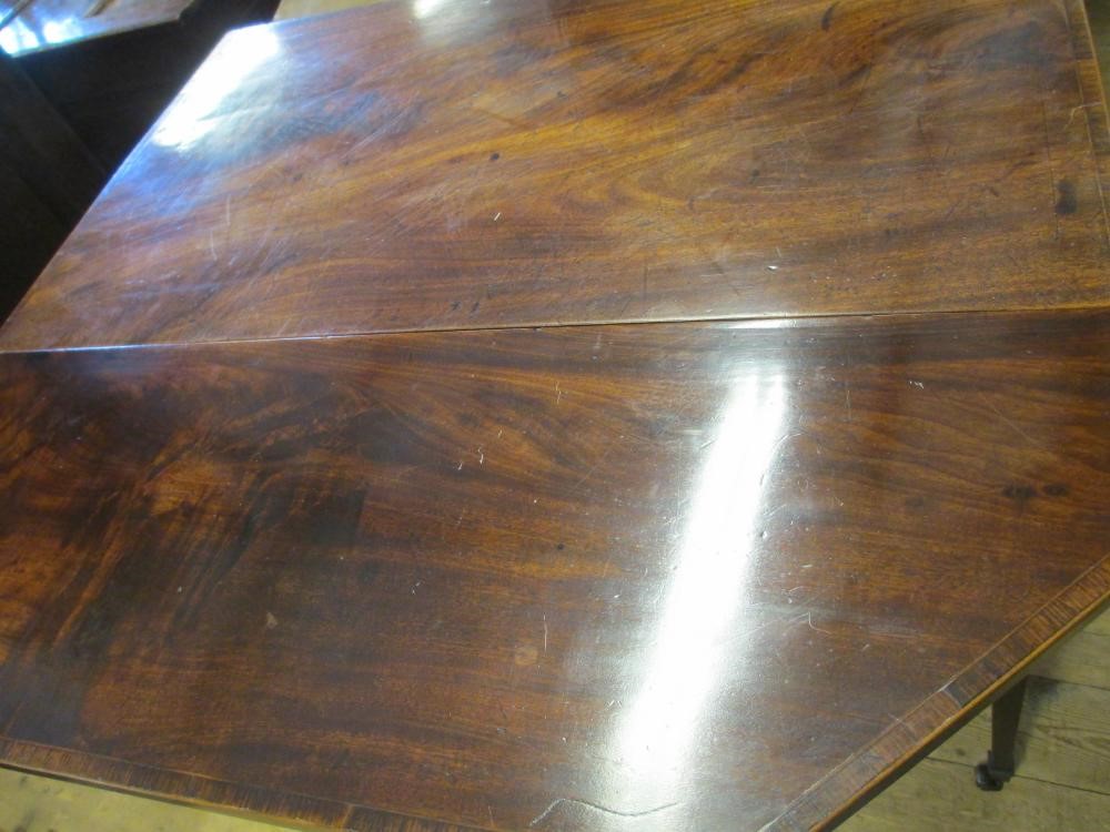A GEORGIAN MAHOGANY PEMBROKE TABLE Image