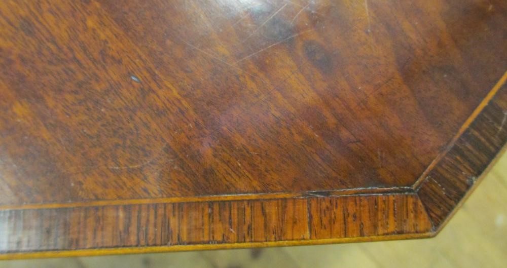 A GEORGIAN MAHOGANY PEMBROKE TABLE Image