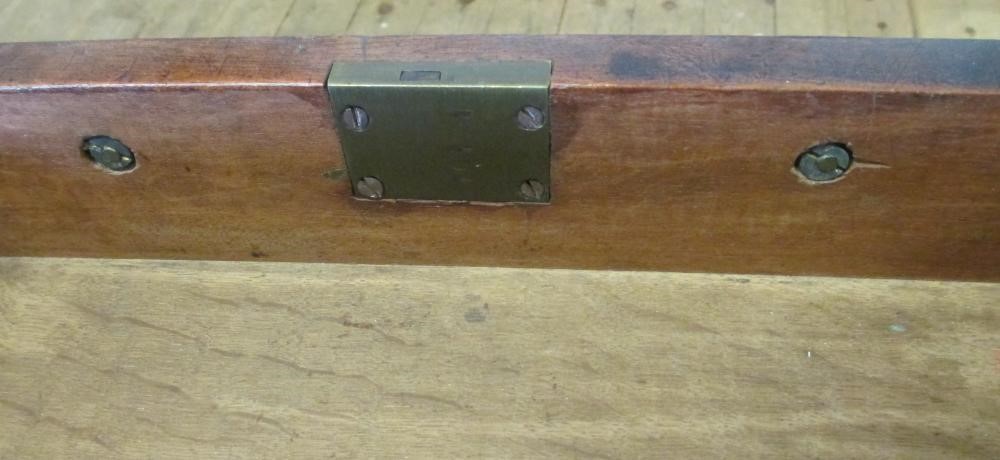 A GEORGIAN MAHOGANY PEMBROKE TABLE Image