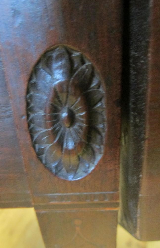 A GEORGIAN MAHOGANY PEMBROKE TABLE Image
