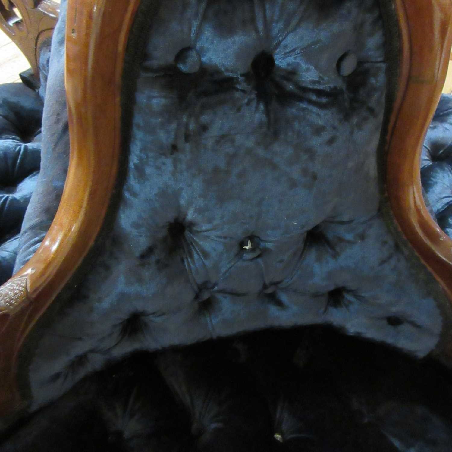 A LATE VICTORIAN WALNUT SHOW FRAME CONVERSATION SOFA Image