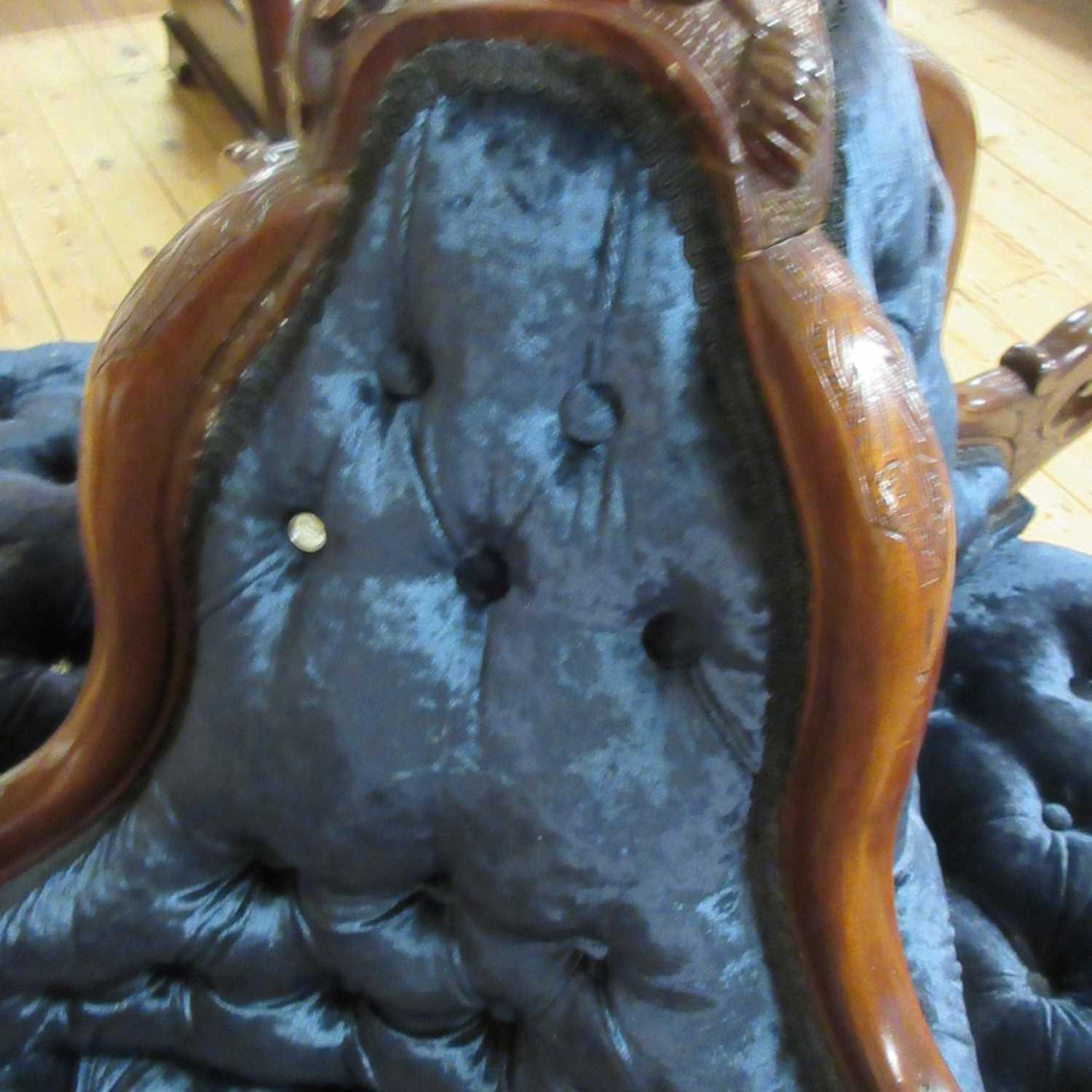 A LATE VICTORIAN WALNUT SHOW FRAME CONVERSATION SOFA Image