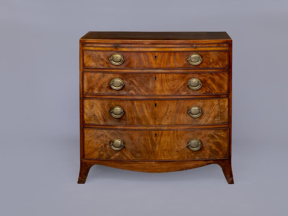 A GEORGIAN MAHOGANY BOW FRONT CHEST Image