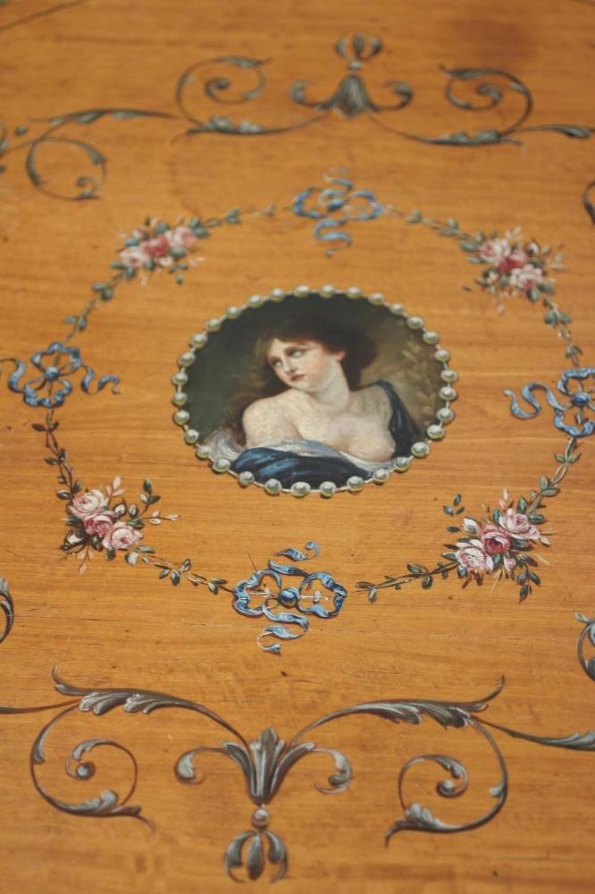 AN EDWARDIAN SATINWOOD OCCASIONAL TABLE Image