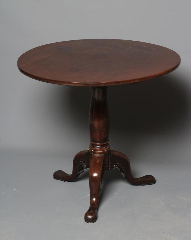 A GEORGIAN MAHOGANY TRIPOD TABLE Image