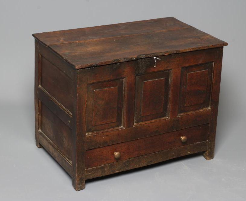 A WELSH JOINED OAK COFFER BACH Image