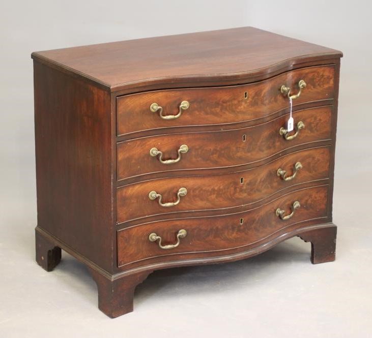 A GEORGIAN MAHOGANY SERPENTINE CHEST Image