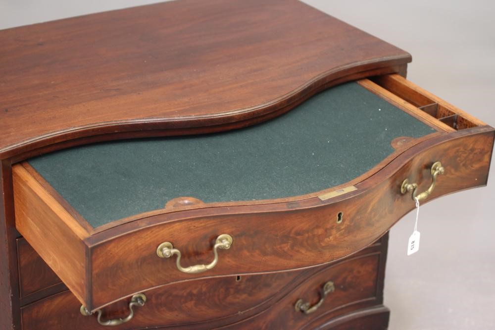 A GEORGIAN MAHOGANY SERPENTINE CHEST Image