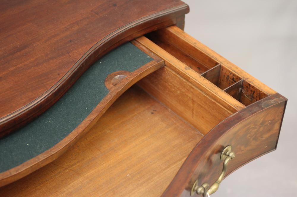 A GEORGIAN MAHOGANY SERPENTINE CHEST Image