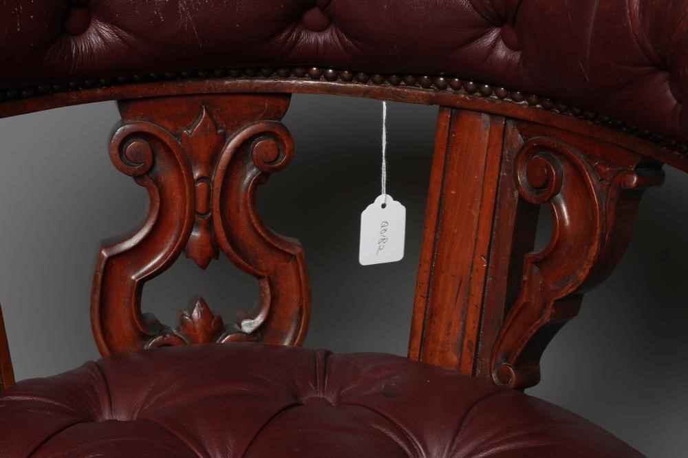 A VICTORIAN MAHOGANY CLUB LIBRARY CHAIR Image