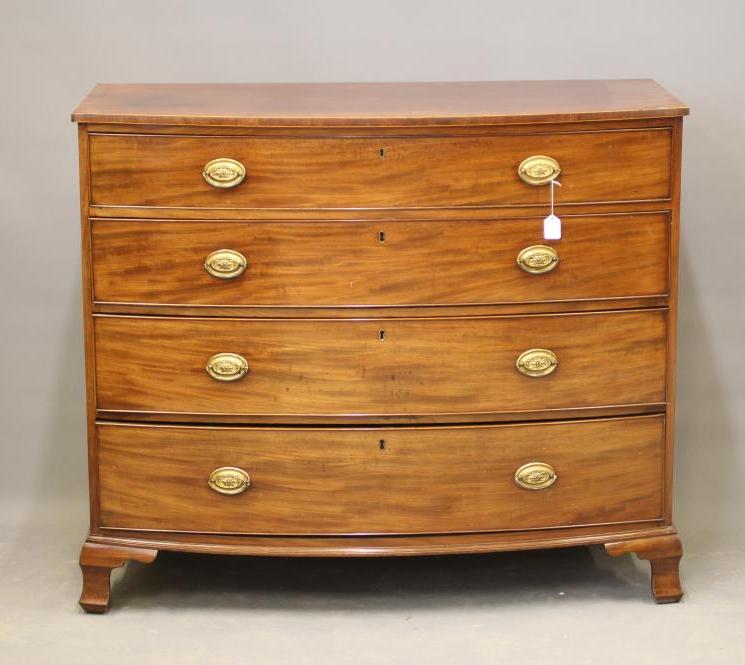 A GEORGIAN MAHOGANY BOW FRONT CHEST Image