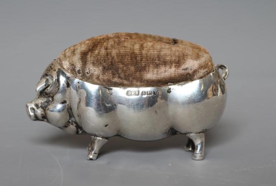 A LARGE NOVELTY PIG PIN-CUSHION by Levi & Salaman, Birmingham 1918, 2 3/4" long (Est. plus 24% Image