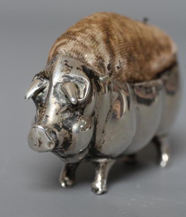 A LARGE NOVELTY PIG PIN-CUSHION by Levi & Salaman, Birmingham 1918, 2 3/4" long (Est. plus 24% Image