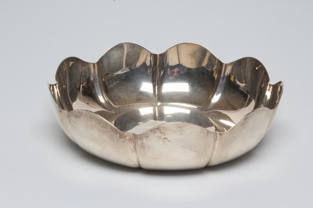 AN IRISH SILVER STRAWBERRY DISH Image