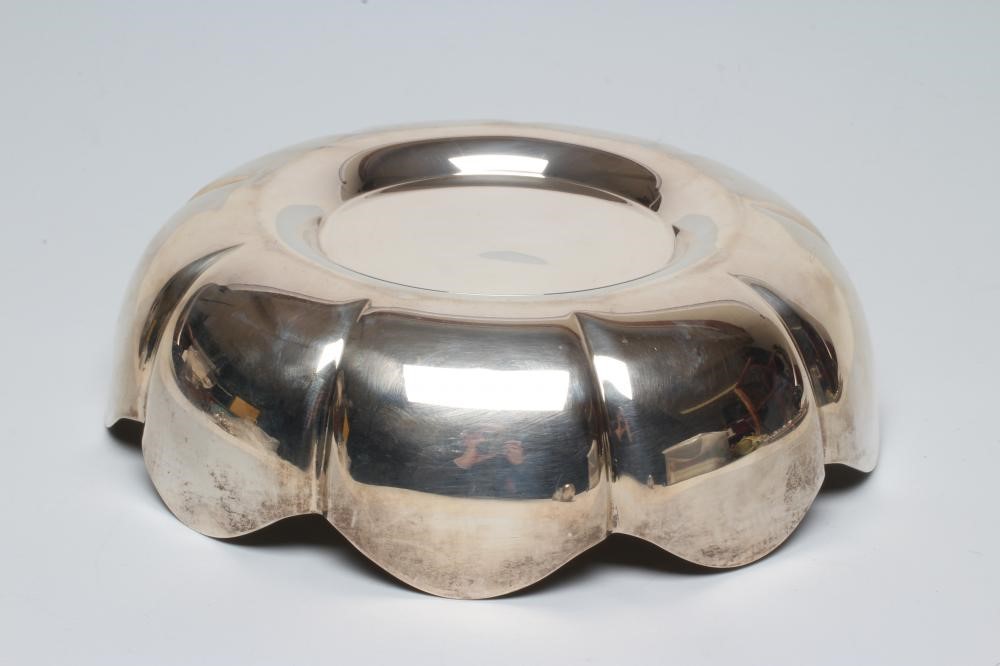 AN IRISH SILVER STRAWBERRY DISH Image