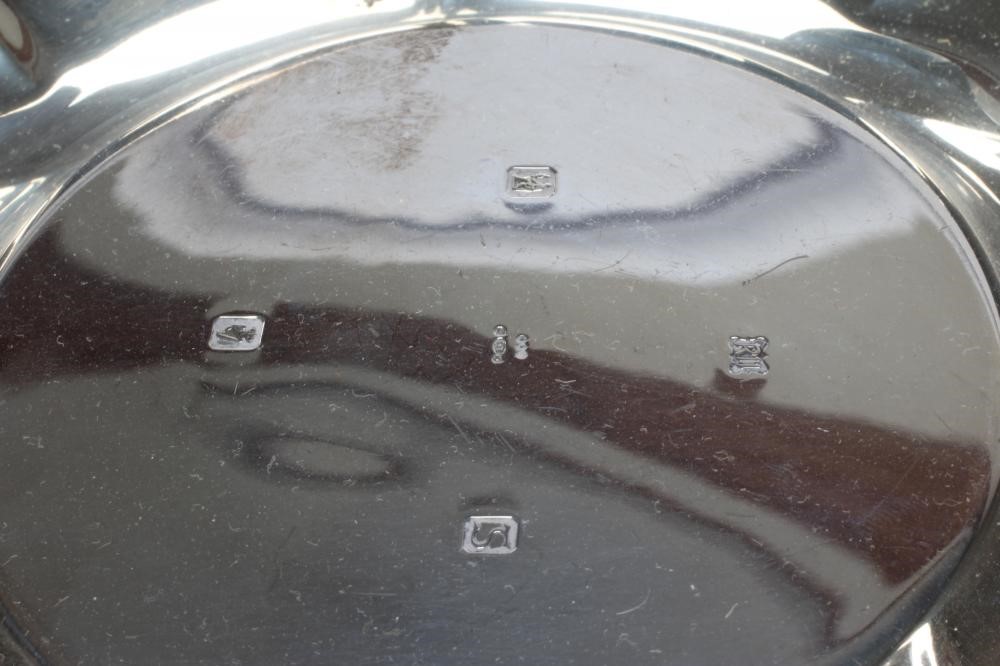 AN IRISH SILVER STRAWBERRY DISH Image