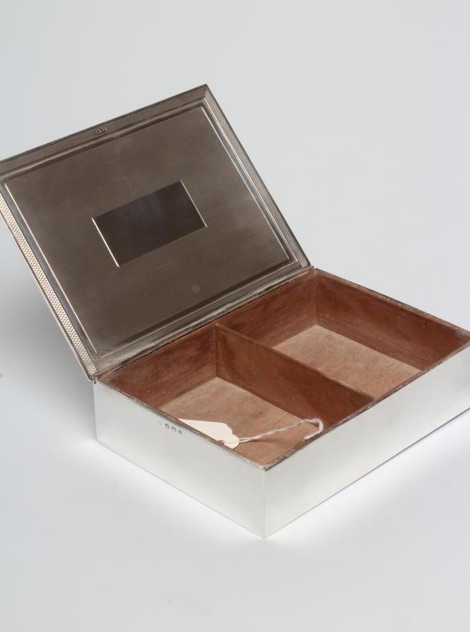 AN ART DECO SILVER CIGARETTE BOX Image