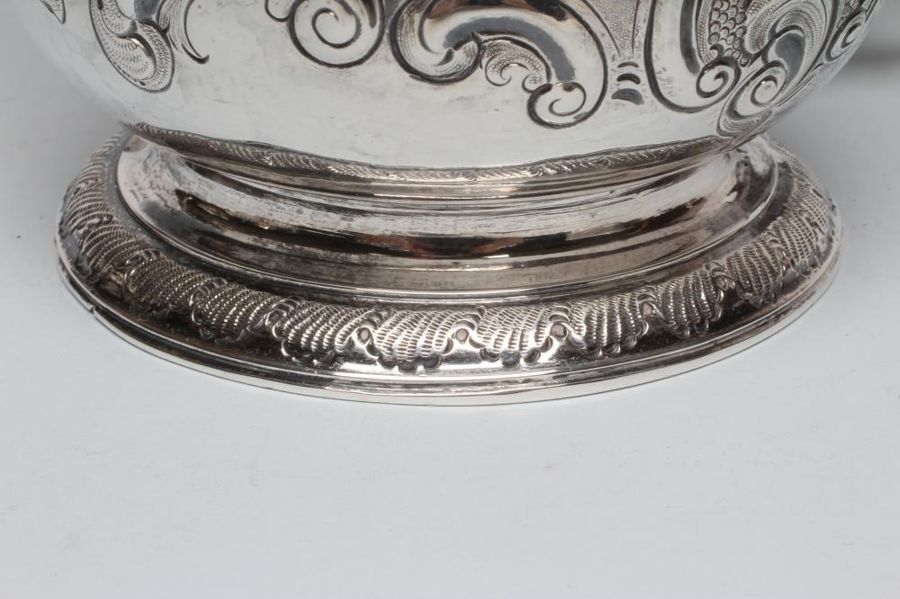 AN EARLY GEORGE III SILVER TANKARD Image
