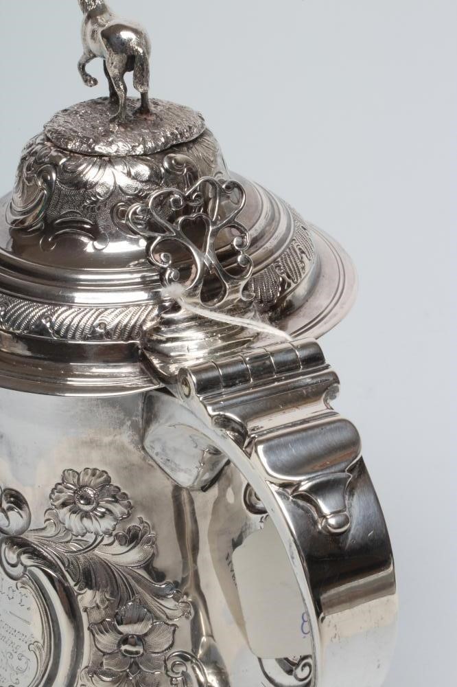 AN EARLY GEORGE III SILVER TANKARD Image