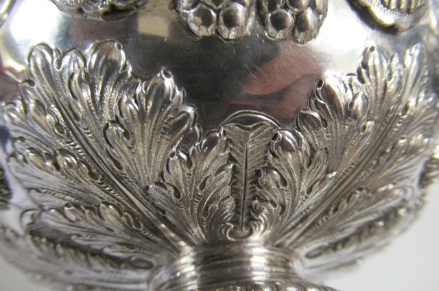 AN EDWARDIAN SILVER SMALL WARWICK VASE Image