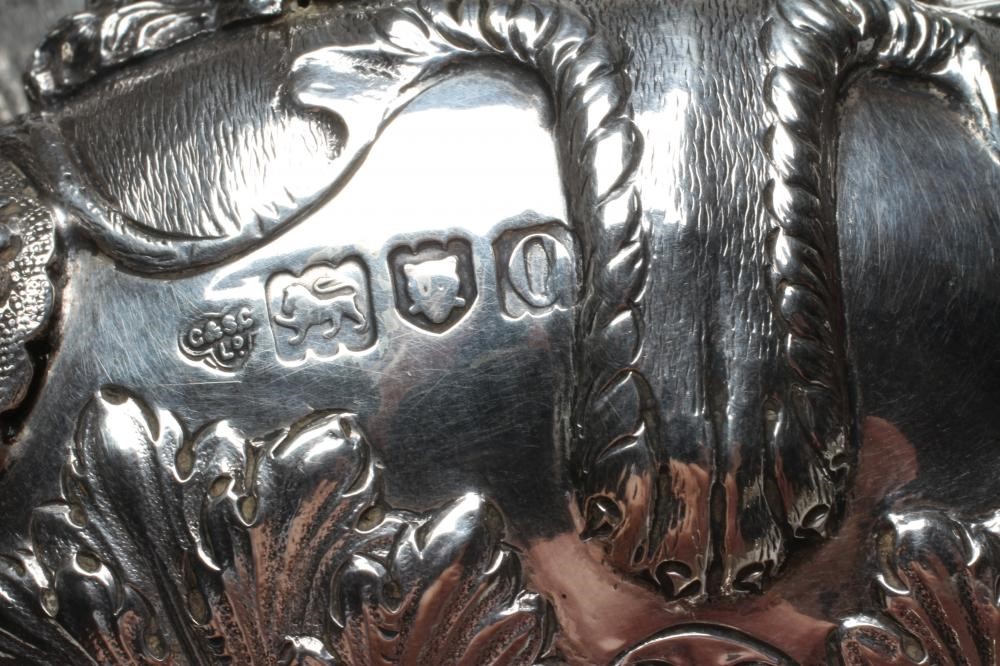 AN EDWARDIAN SILVER SMALL WARWICK VASE Image