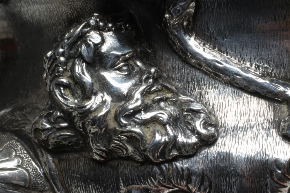 AN EDWARDIAN SILVER SMALL WARWICK VASE Image