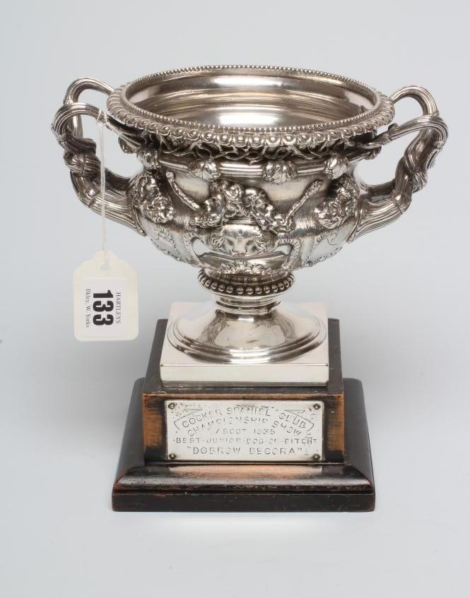 AN EDWARDIAN SILVER SMALL WARWICK VASE Image