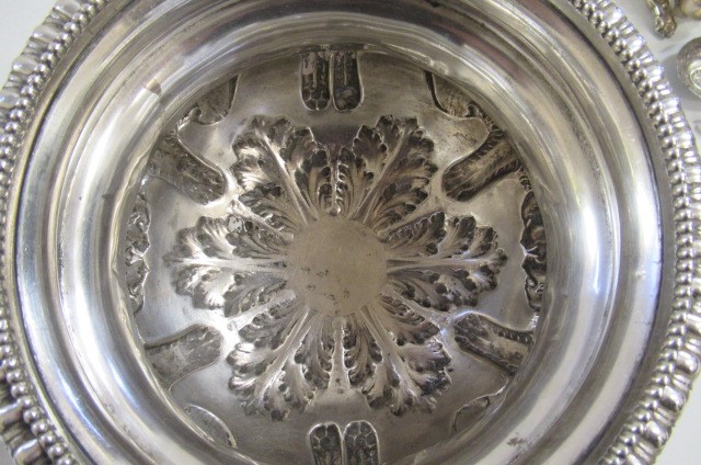 AN EDWARDIAN SILVER SMALL WARWICK VASE Image