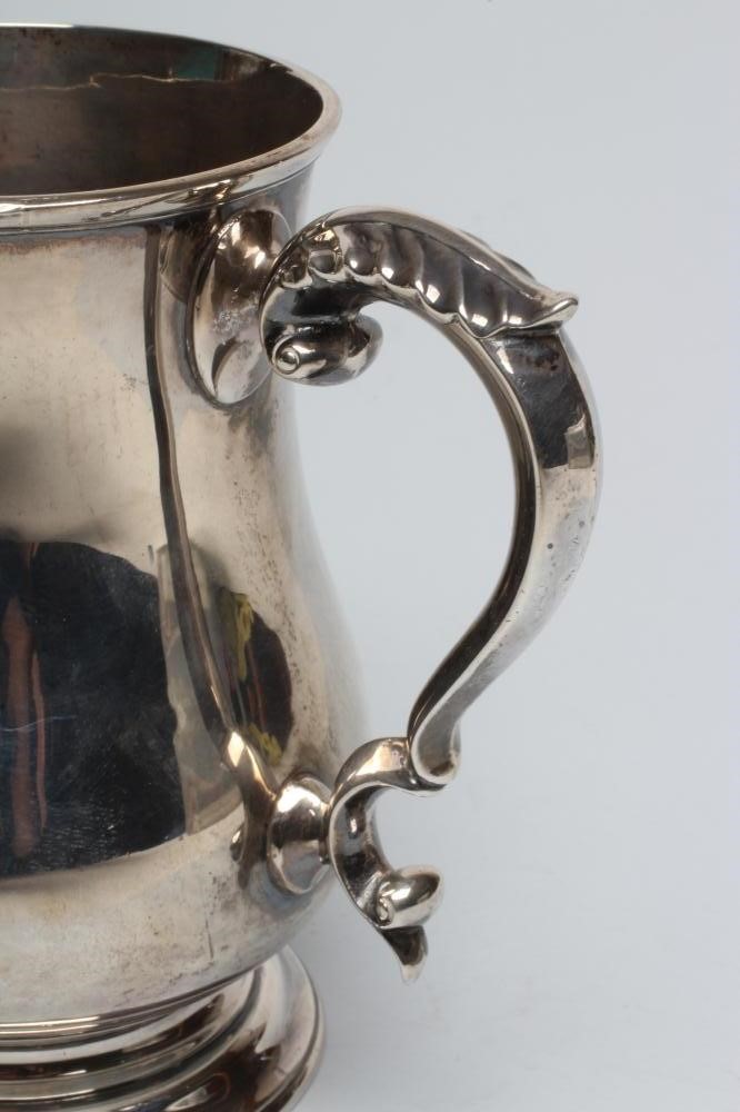 A LATE VICTORIAN SILVER LOVING CUP TROPHY Image