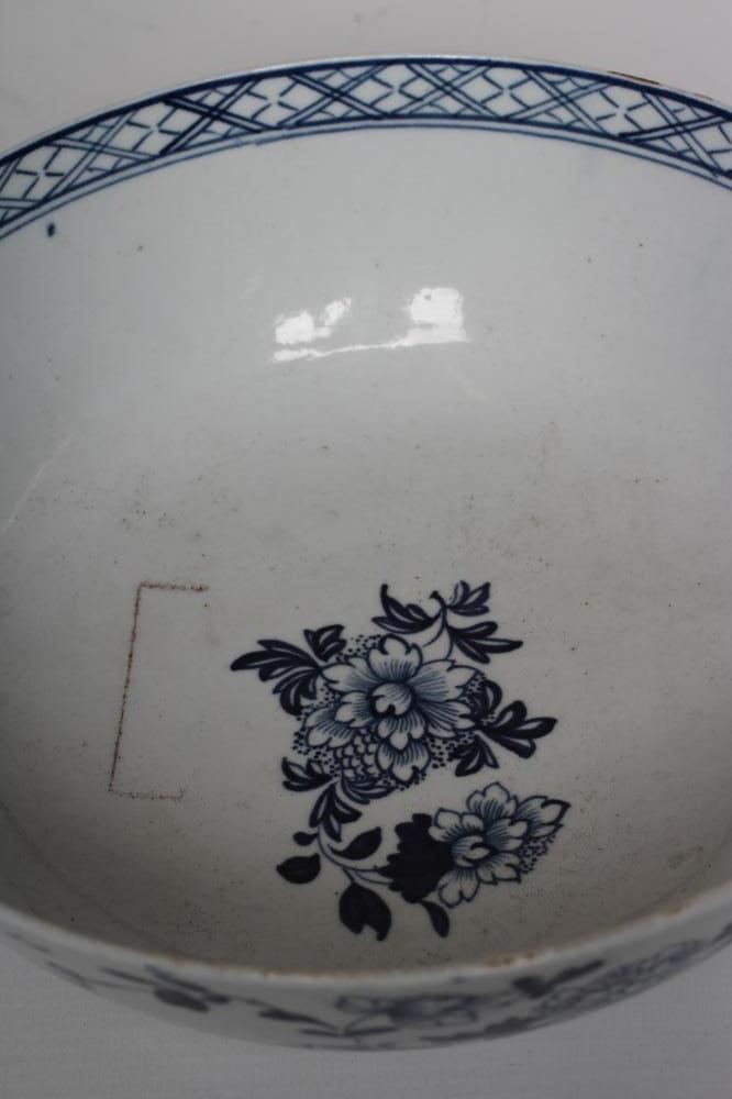 A CHRISTIAN'S LIVERPOOL PORCELAIN BOWL Image
