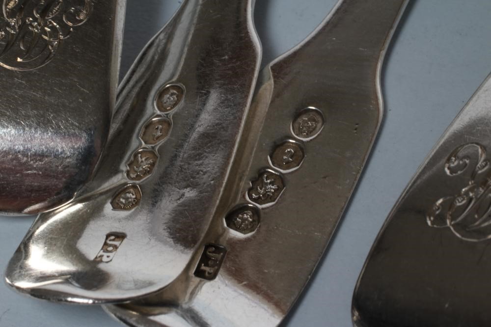 A SET OF EIGHT WILLIAM IV SILVER TEASPOONS Image